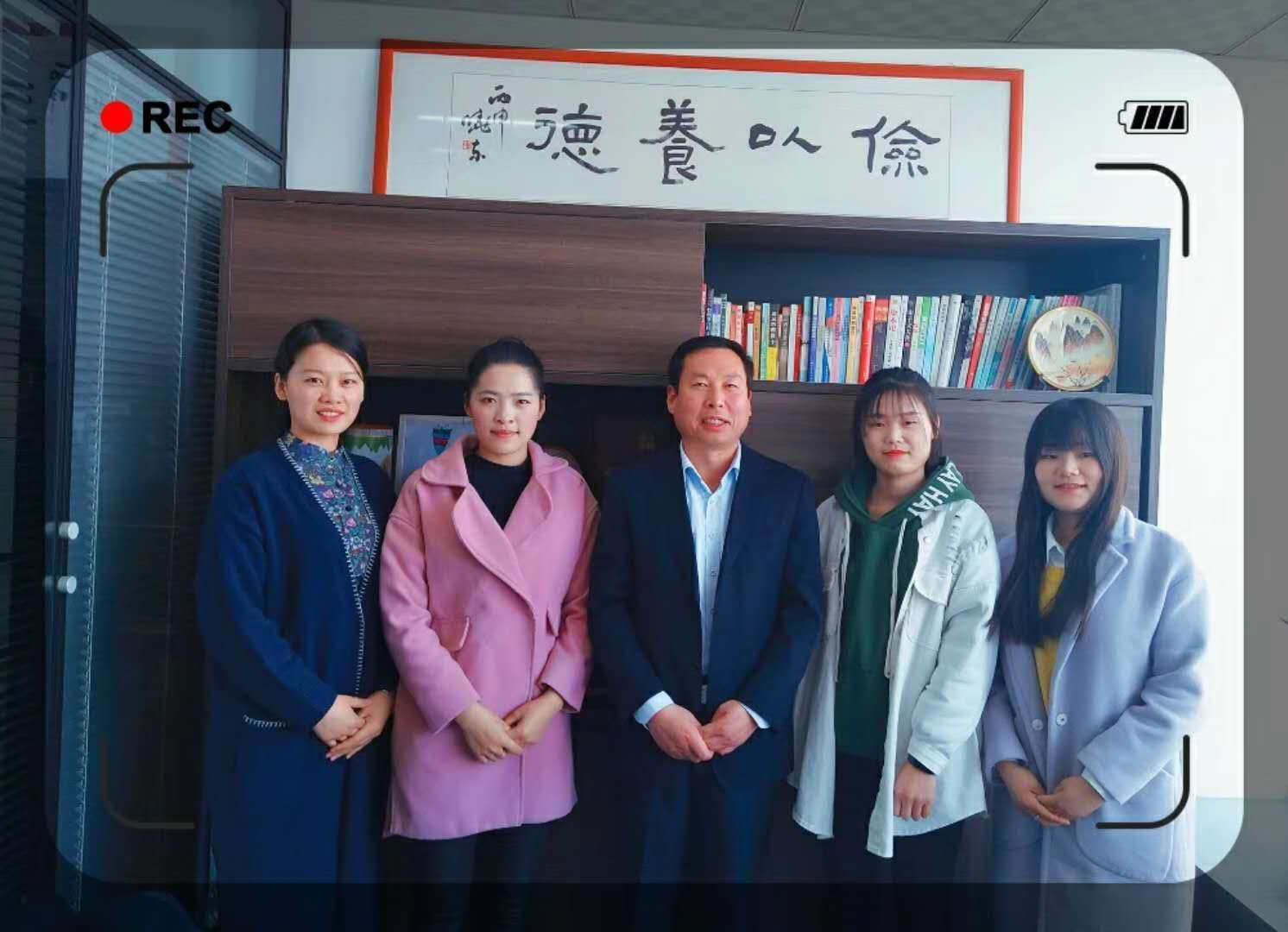 柏涵欢迎又一位新同事的到来