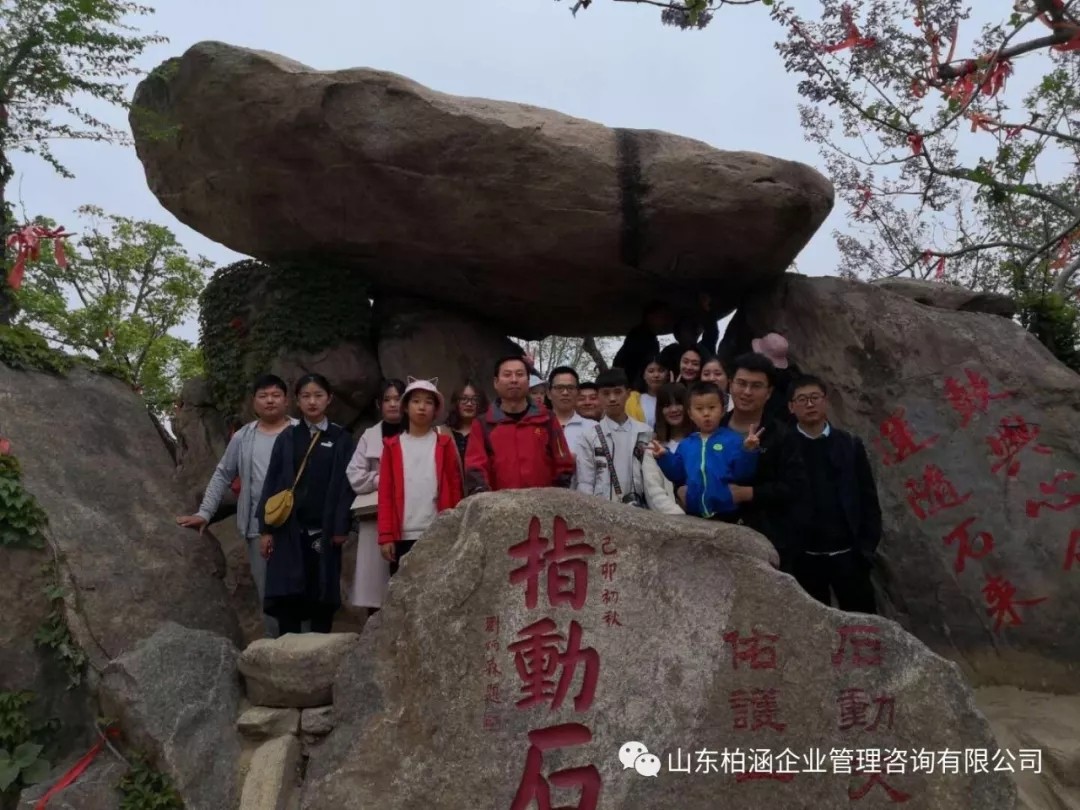 山青翠，云妩媚，云瀑洞天书写了“柏涵”的微醺春光
