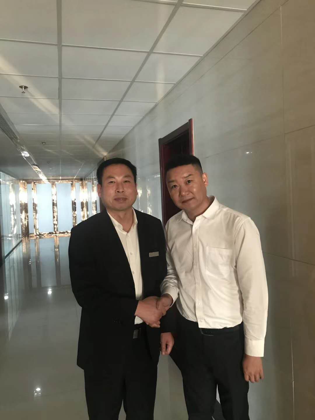 柏涵管理总经理与临沂市第一网红查理王先生深入交流